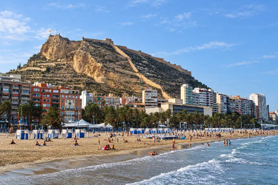 Santa Bárbara boven het strand van Alicante