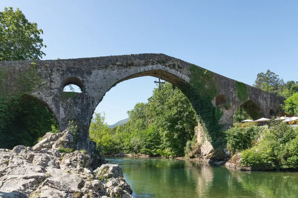 De brug van Cangas de Onís, gefotografeerd in juli 2024.