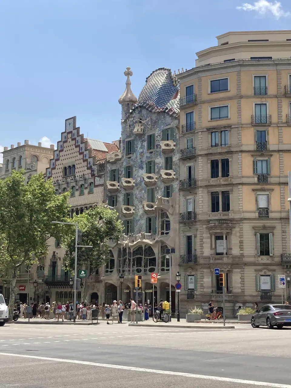 De gevel van Casa Batlló, juli 2022.