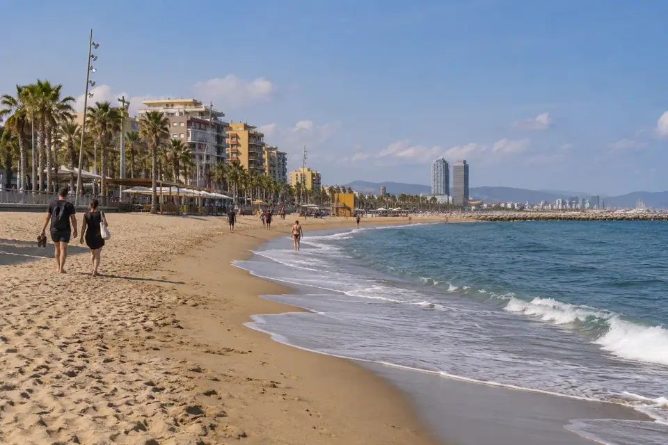 Het strand en de boulevard van Barceloneta