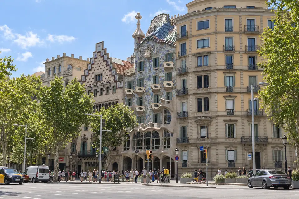 De gevel en balkons van Casa Batlló