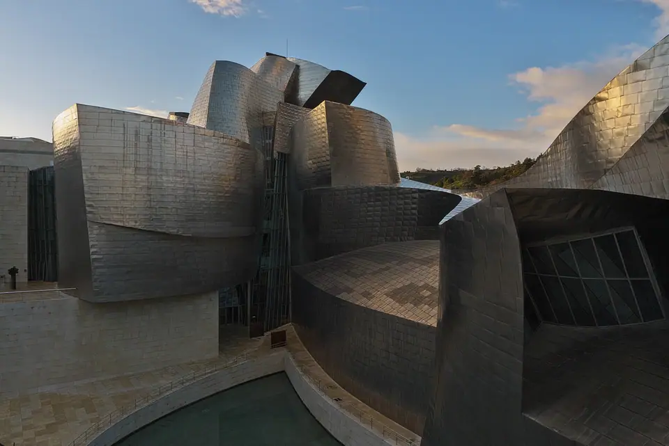De buitenzijde van het Guggenheim Museum in Bilbao.