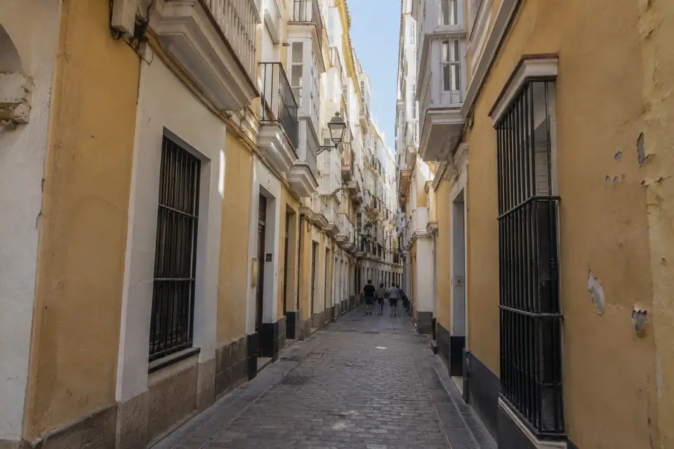 Een smalle straat in het oude Cádiz