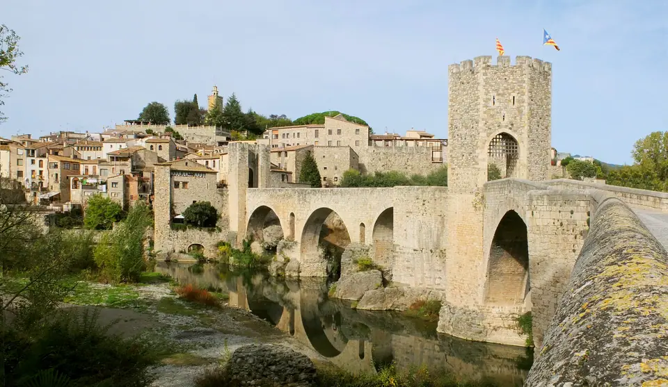 De versterkte brug van Besalú.