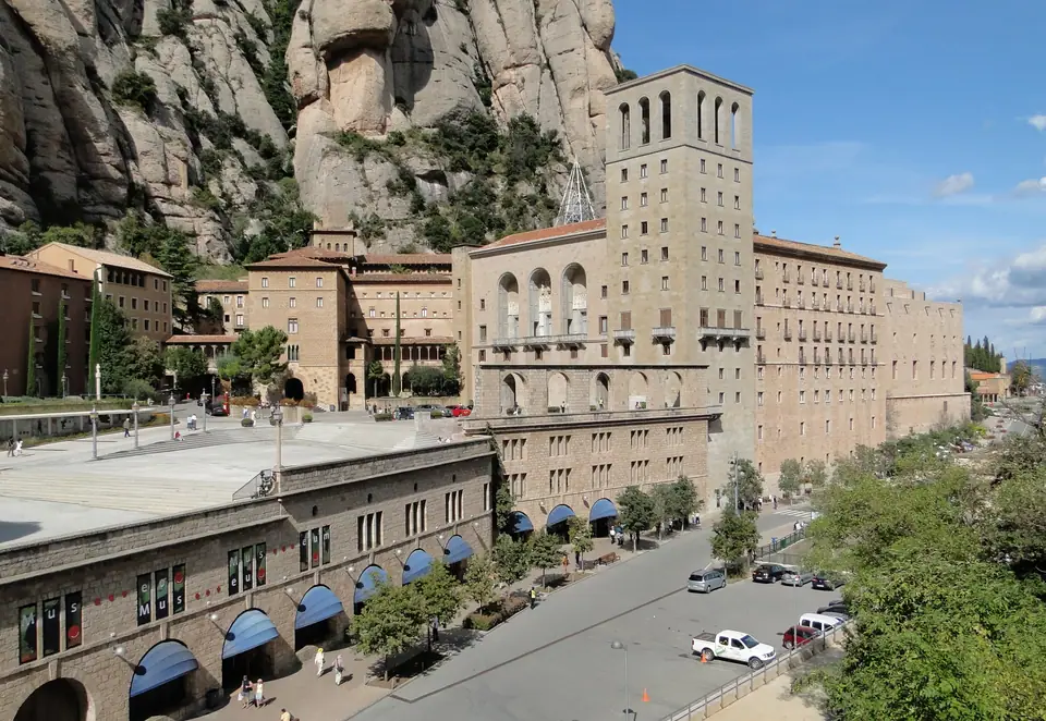 Het klooster Santa Maria de Montserrat in het bergmassief van Montserrat.