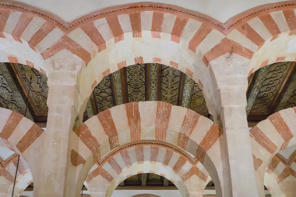 De bogen in het interieur van de Mezquita-Catedral in Córdoba.