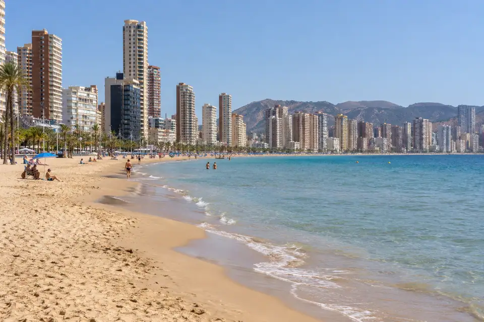 Het strand tussen de hoogbouw van Benidorm