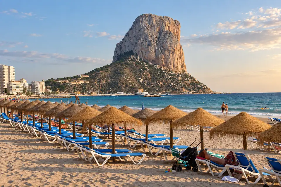 De rots van Calpe boven de kust