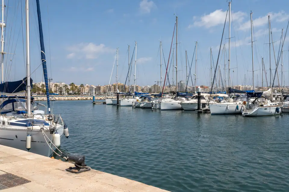 Zeilboten in de haven van Torrevieja