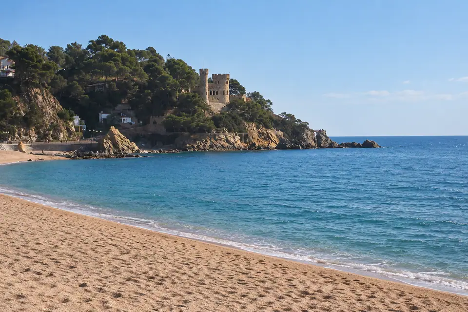 Het kasteel boven de baai van Lloret