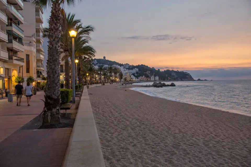 Avondlicht aan de boulevard van Lloret
