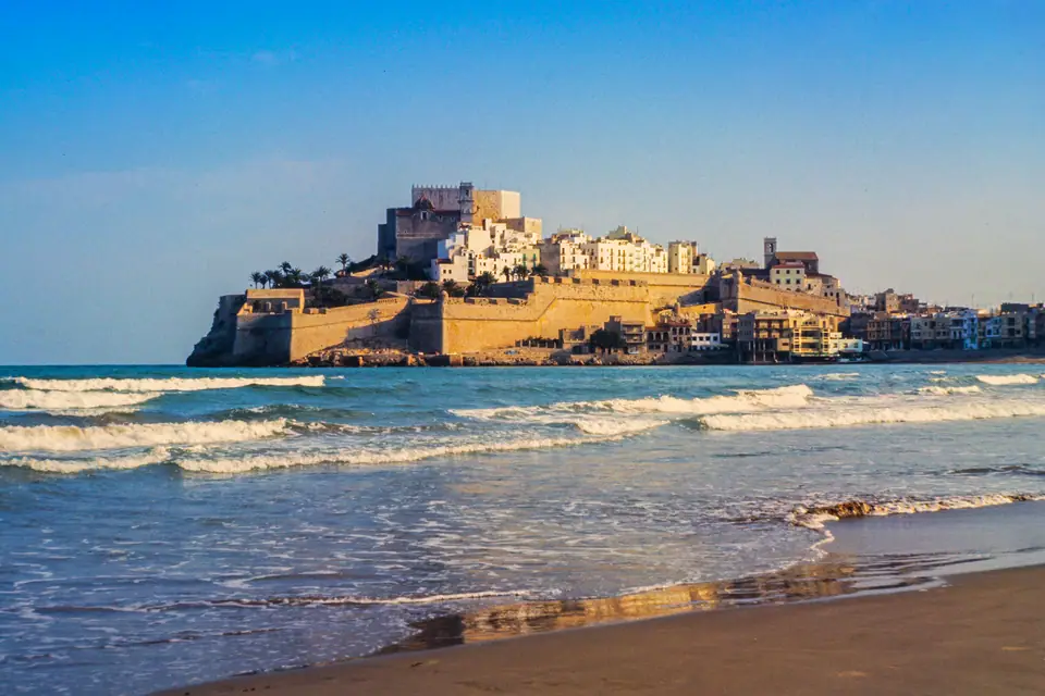 Peñíscola vanaf het strand. Historische vakantiefoto uit de jaren tachtig.