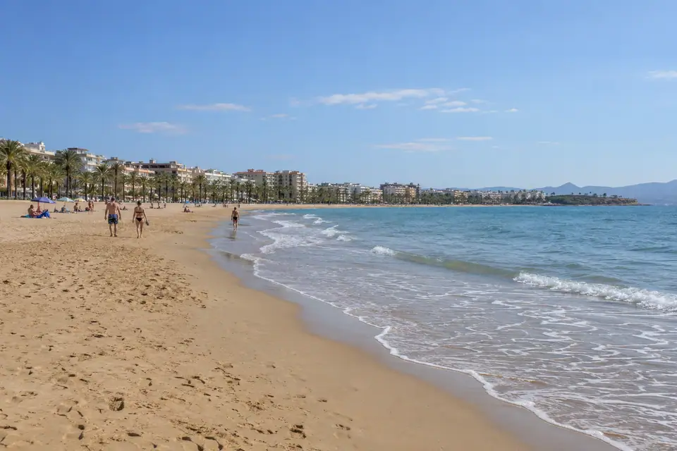 Het brede zandstrand van Salou