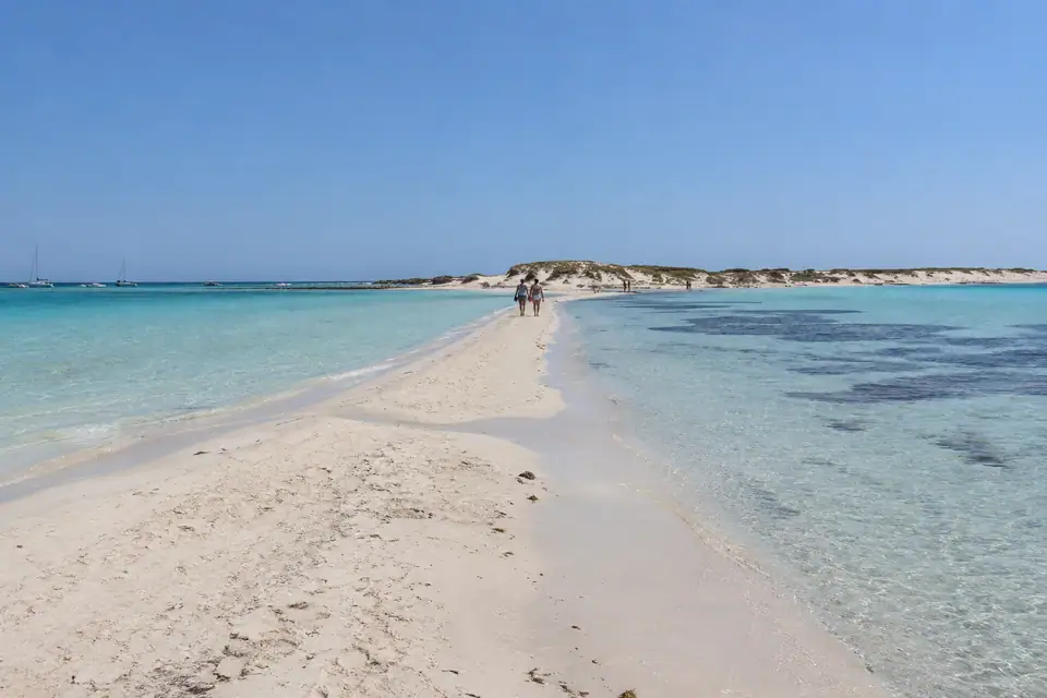 Licht zand en helder water op Formentera