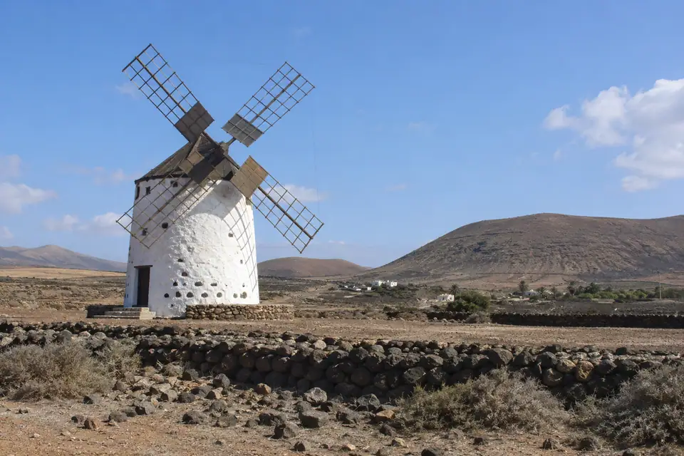 Een traditionele windmolen in droog land