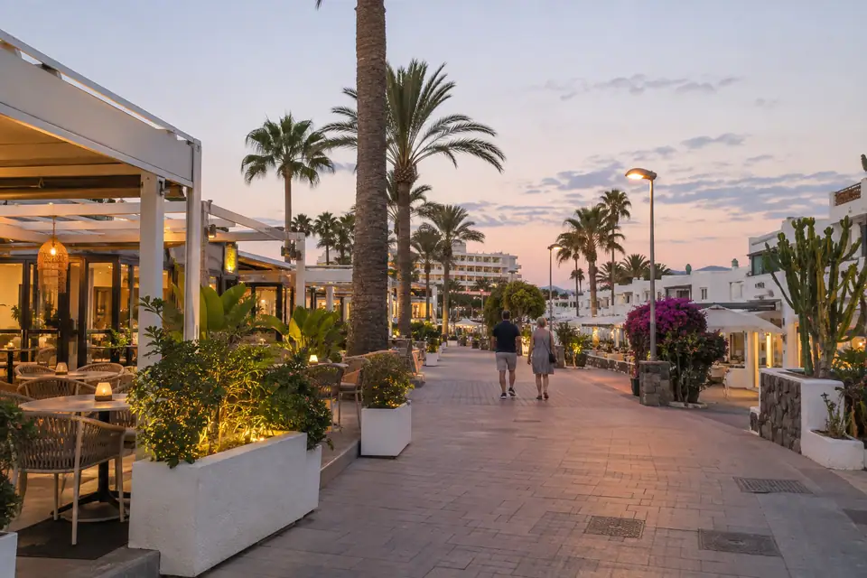 Avond in een winkelstraat van Playa del Inglés