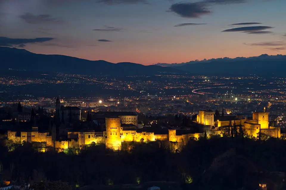 Het Alhambra en de omgeving in Granada.