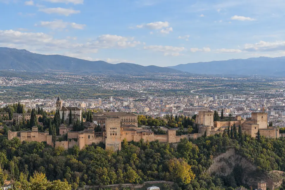 Het Alhambra boven de stad