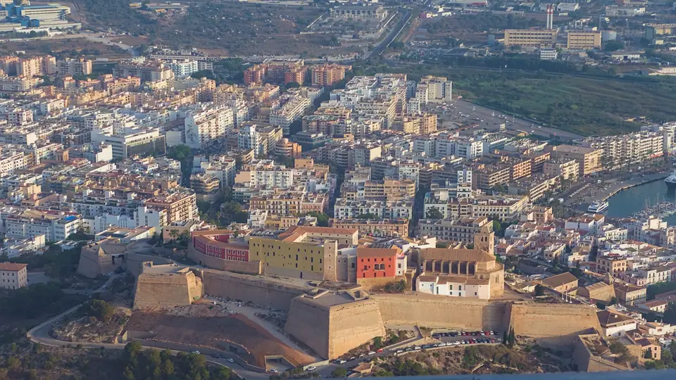Dalt Vila en de kathedraal van Ibiza, gezien vanuit een vliegtuig.