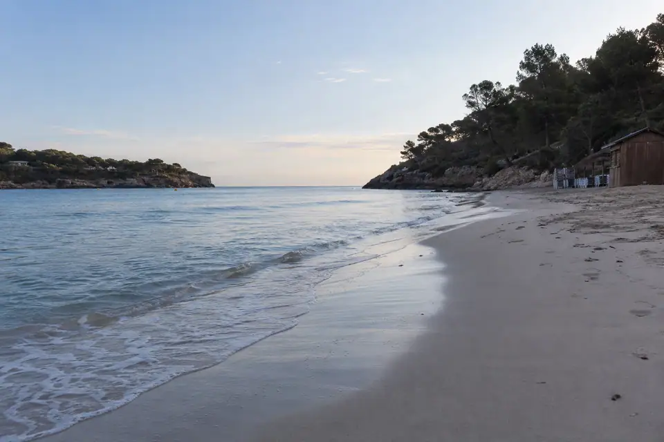 Een rustig strand in het eerste ochtendlicht