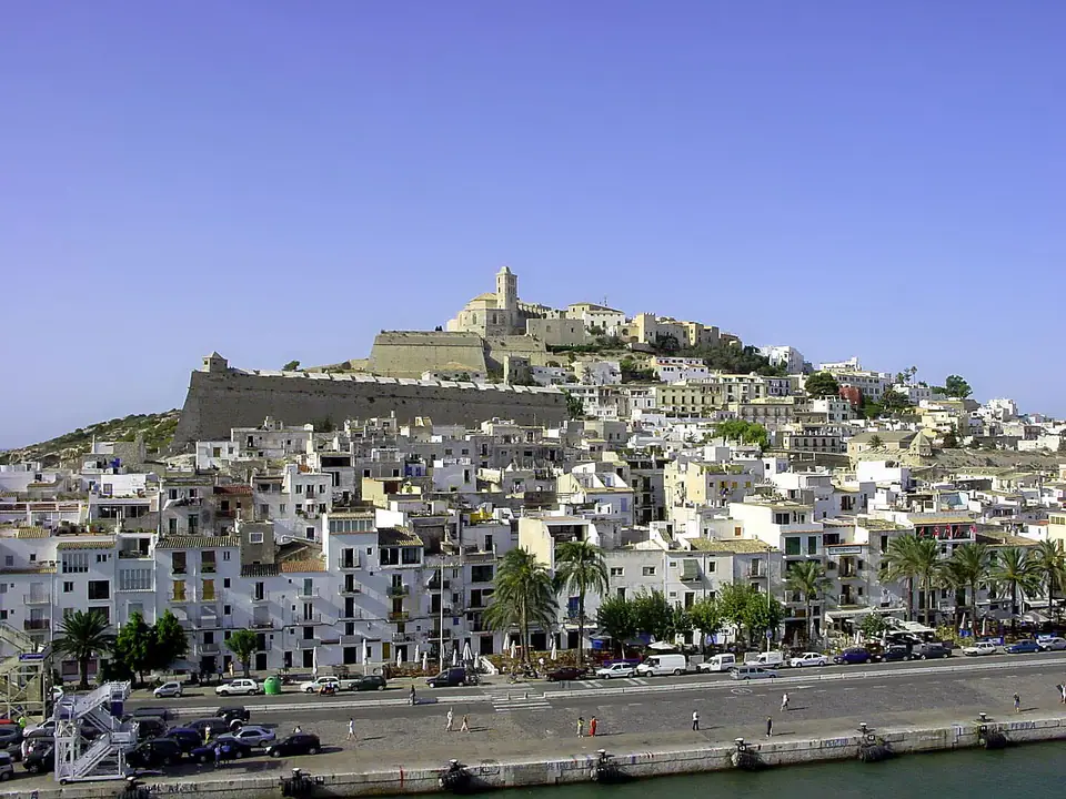 Ibiza-stad vanaf zee. Foto gepubliceerd in 2004.
