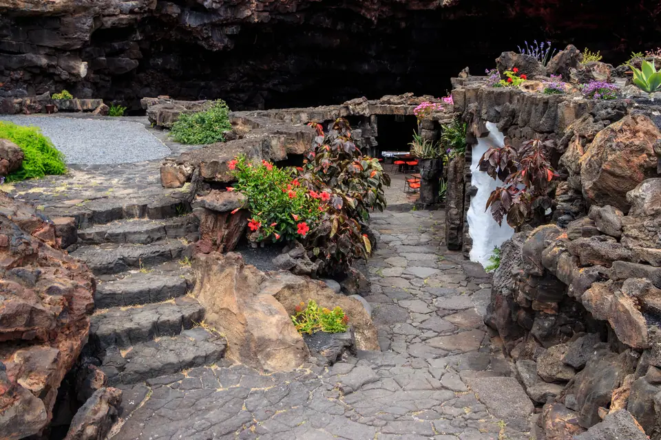 De westelijke ingang van het ondergrondse meer in Jameos del Agua.