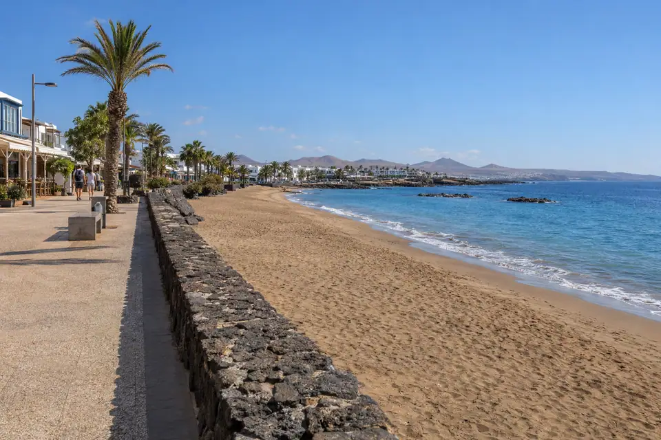Wandelen langs Playa Grande