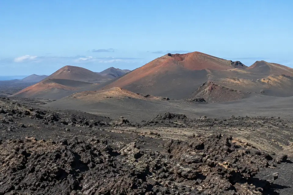 Roestrode vulkaankegels in Timanfaya