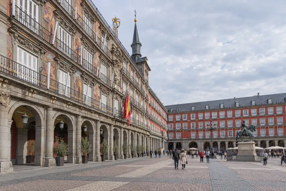 De arcaden en gevels van Plaza Mayor