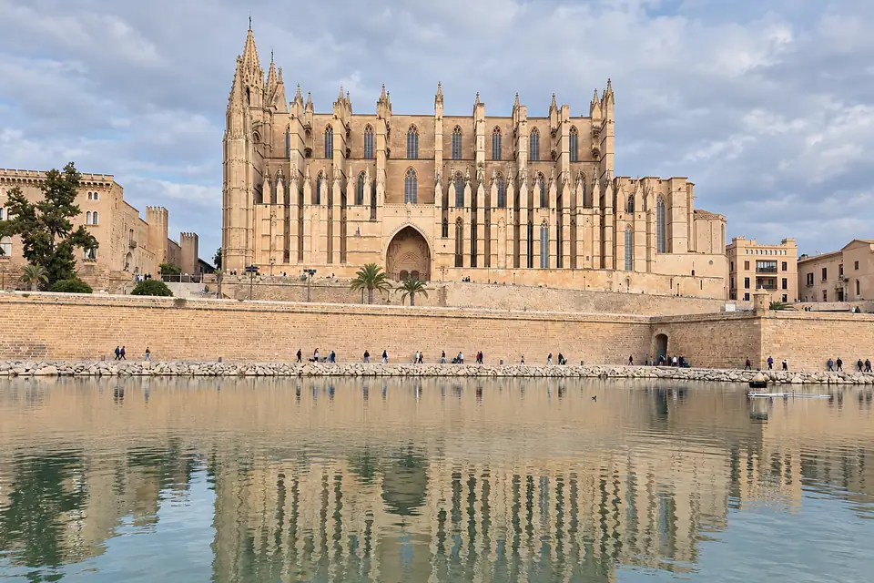 De kathedraal van Palma aan het water
