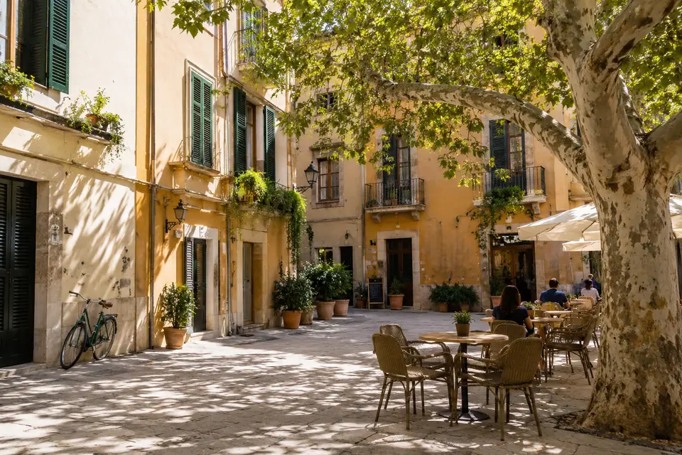 Een terras op een plein in Palma