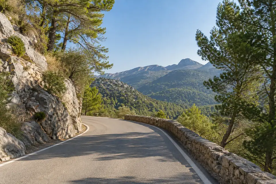 Een bergweg door de Serra de Tramuntana