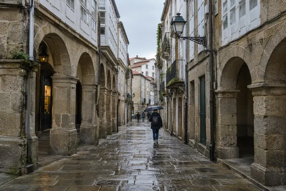 Een straat met arcaden in Santiago