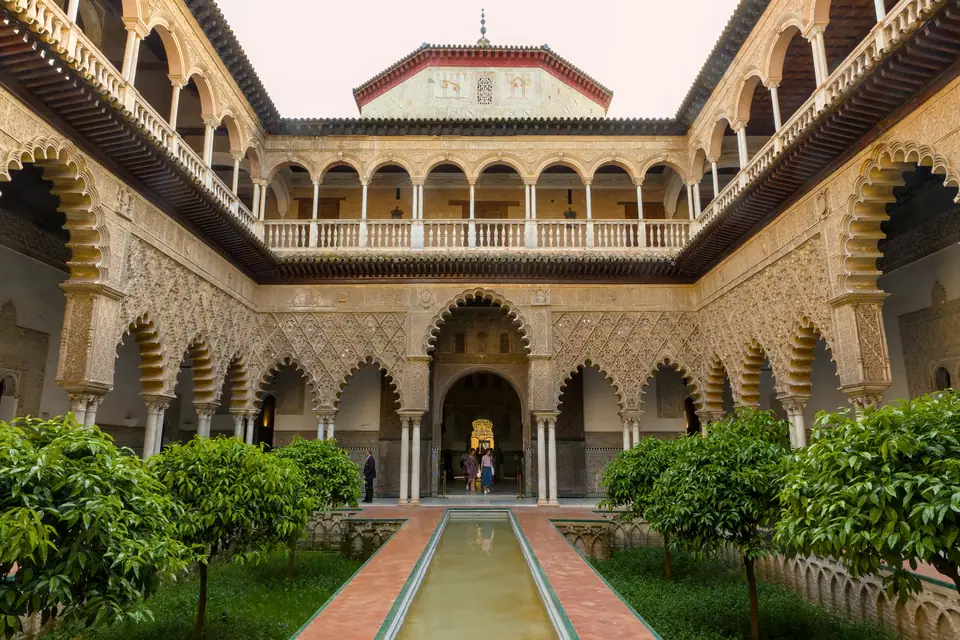 De Patio de las Doncellas in het Real Alcázar van Sevilla.