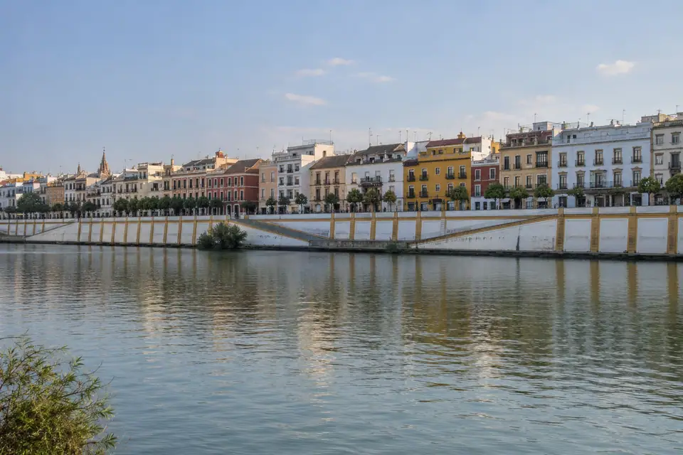 Kleurrijke huizen aan de rivier bij Triana