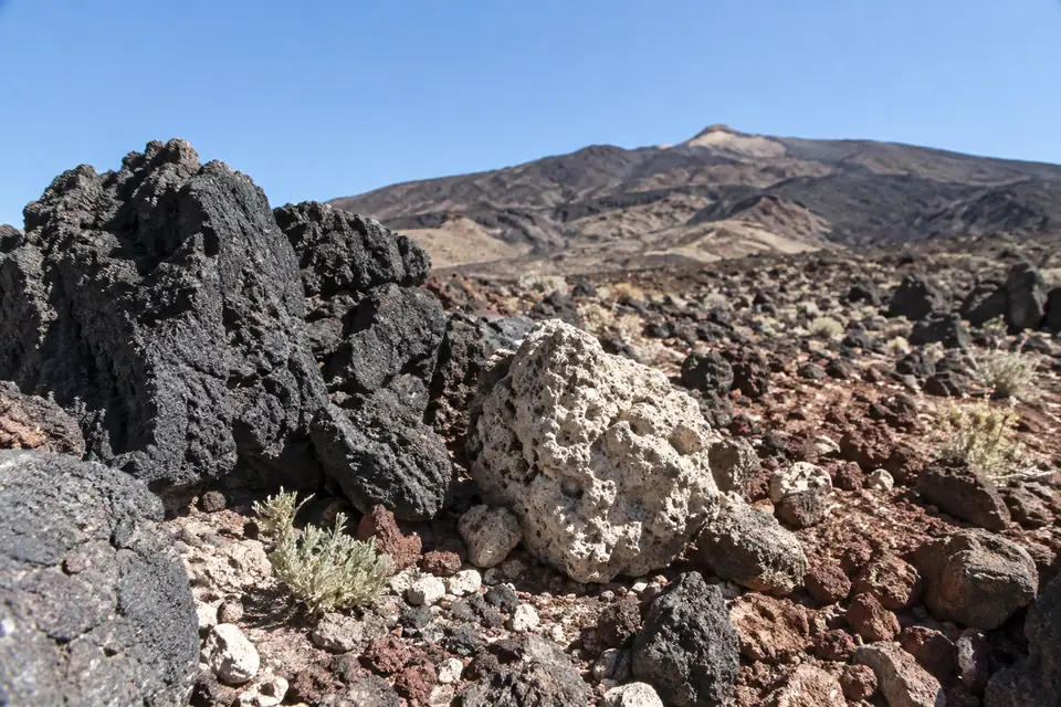 Zwarte lava en lichte puimsteen