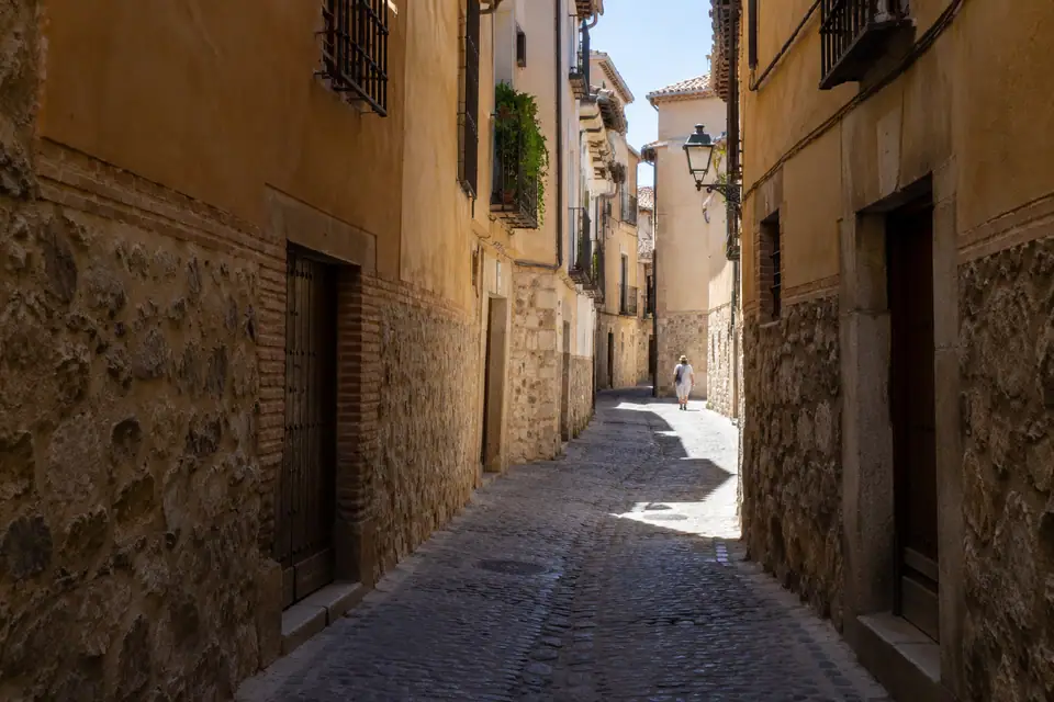 Een smalle stenen straat in Toledo