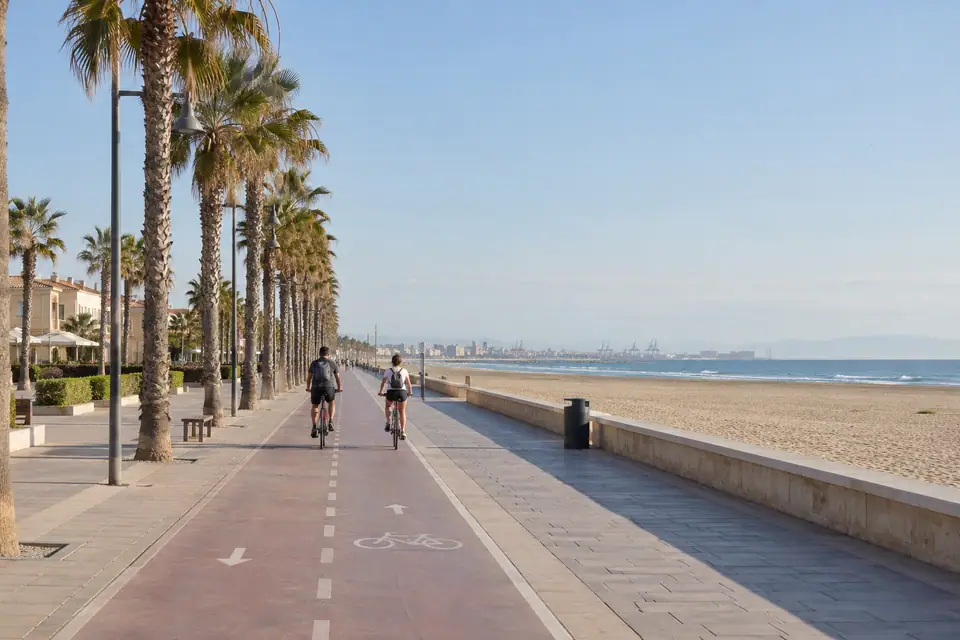 Fietsen langs het strand van Valencia