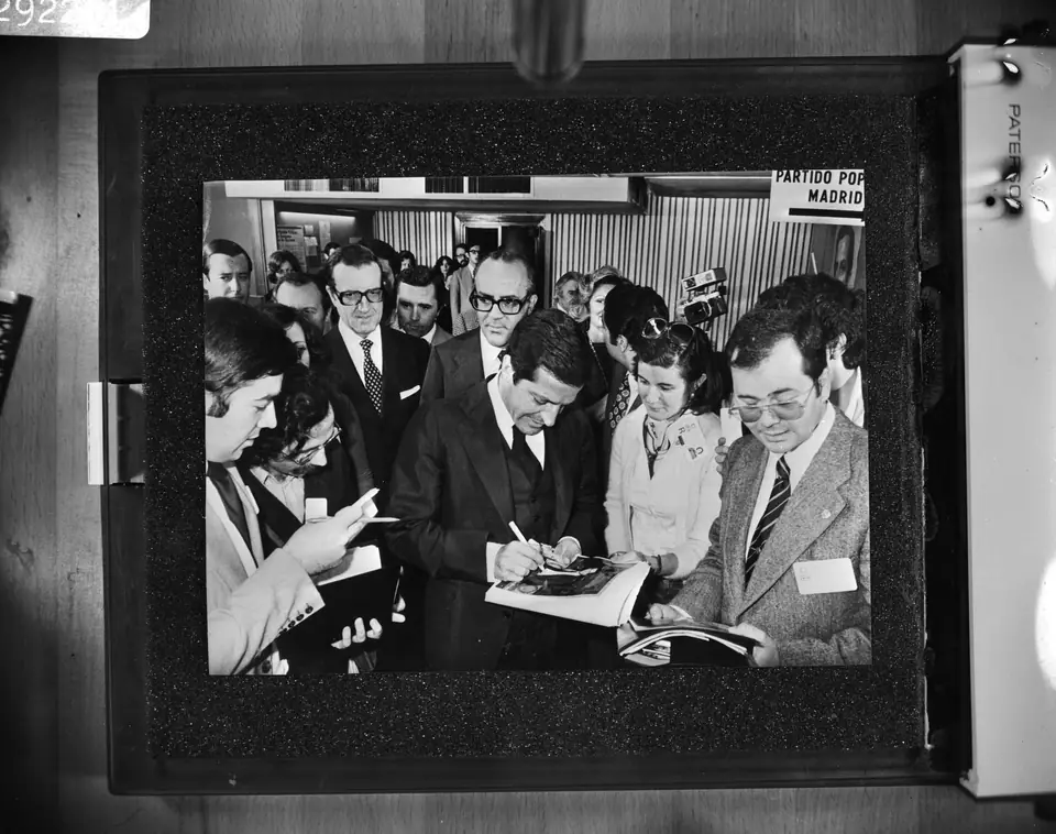 Adolfo Suárez deelt handtekeningen uit tijdens de Spaanse verkiezingscampagne, 13 juni 1977. Foto uit het Nationaal Archief.