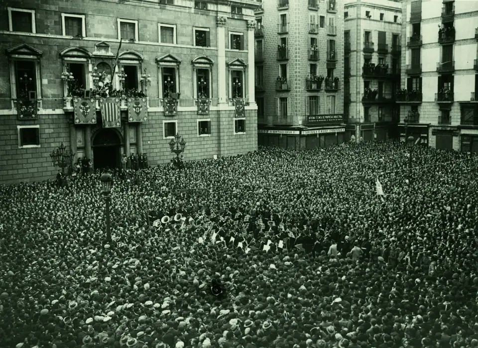 De proclamatie van de Tweede Republiek op de Plaça de Sant Jaume in Barcelona, 14 april 1931.