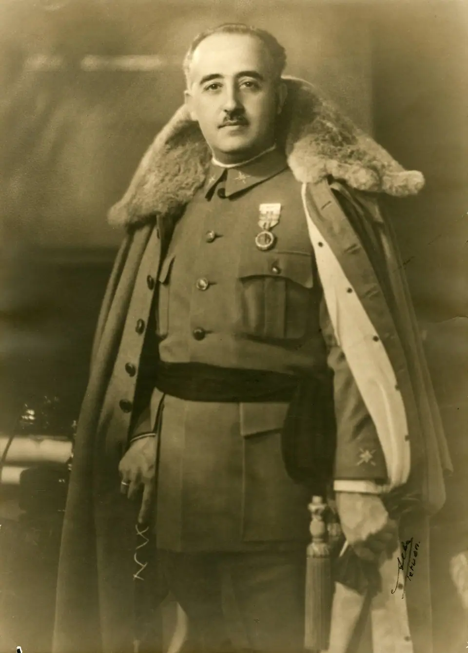 Francisco Franco met wintermantel, circa 1930.