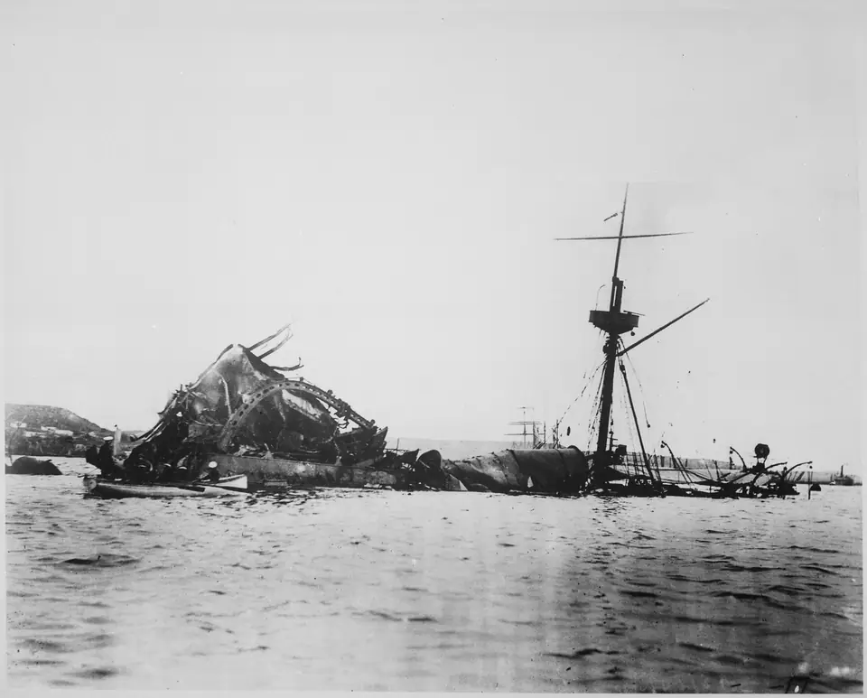 Het wrak van de USS Maine, circa 1898. Archiefbeeld uit de Amerikaanse National Archives.