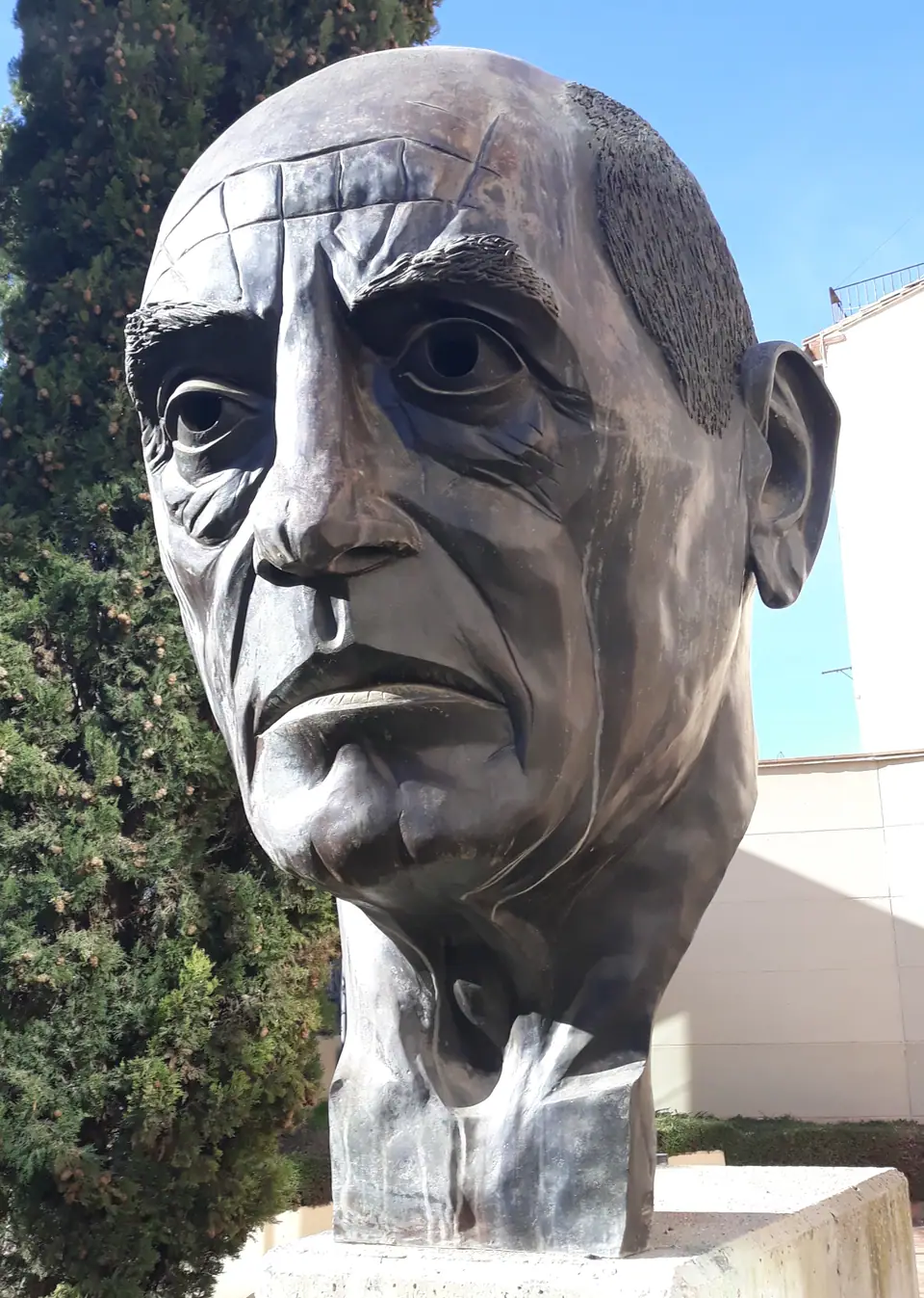 Herdenkingsbeeld voor Luis Buñuel in Calanda.