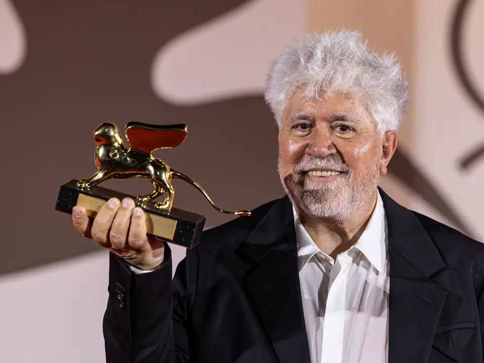Pedro Almodóvar met de Gouden Leeuw op het filmfestival van Venetië, 2024.