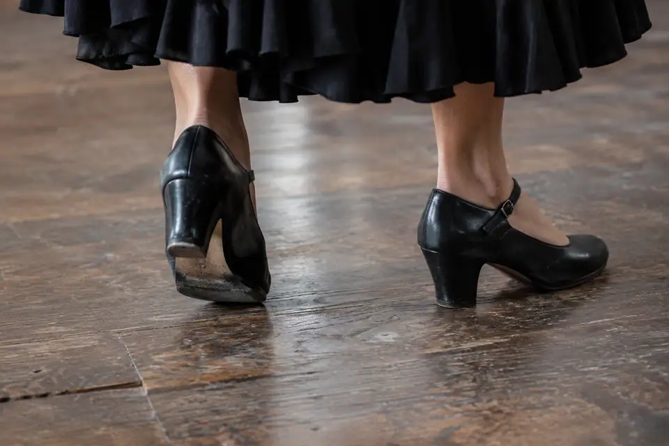 Dansschoenen op een houten vloer