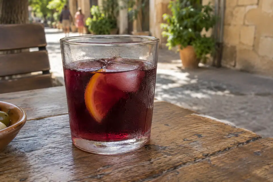 Een glas sangría in de schaduw