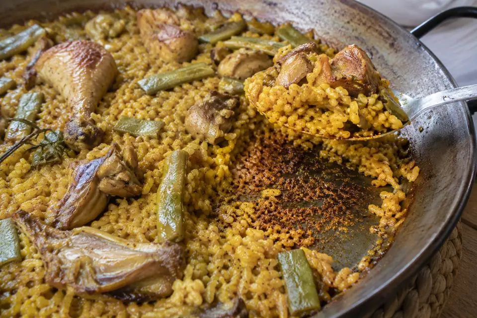 Het krokante rijstlaagje onderin de pan
